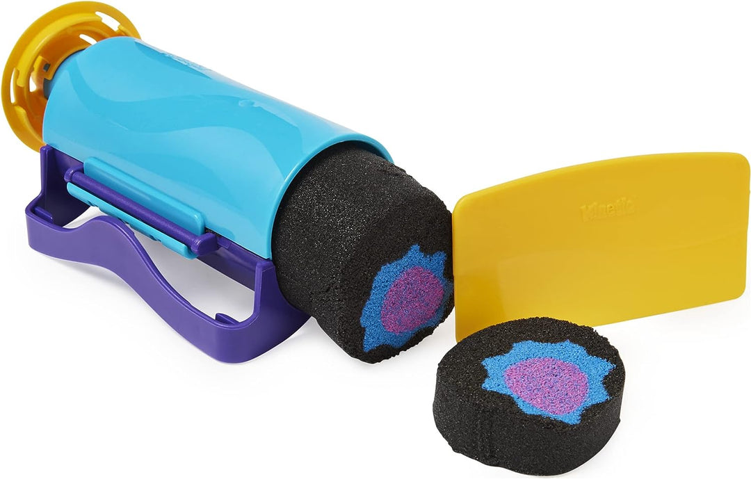 Kinetic Sand, Slice N' Surprise Set mit 383 g schwarzem, rosa und blauem Spielsand
