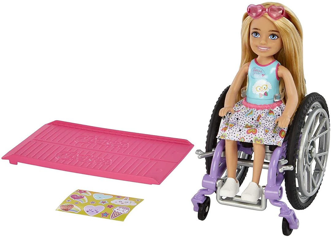 Barbie Chelsea-Puppe und Rollstuhl, mit Chelsea-Puppe (blond), in Rock und Sonnenbrille
