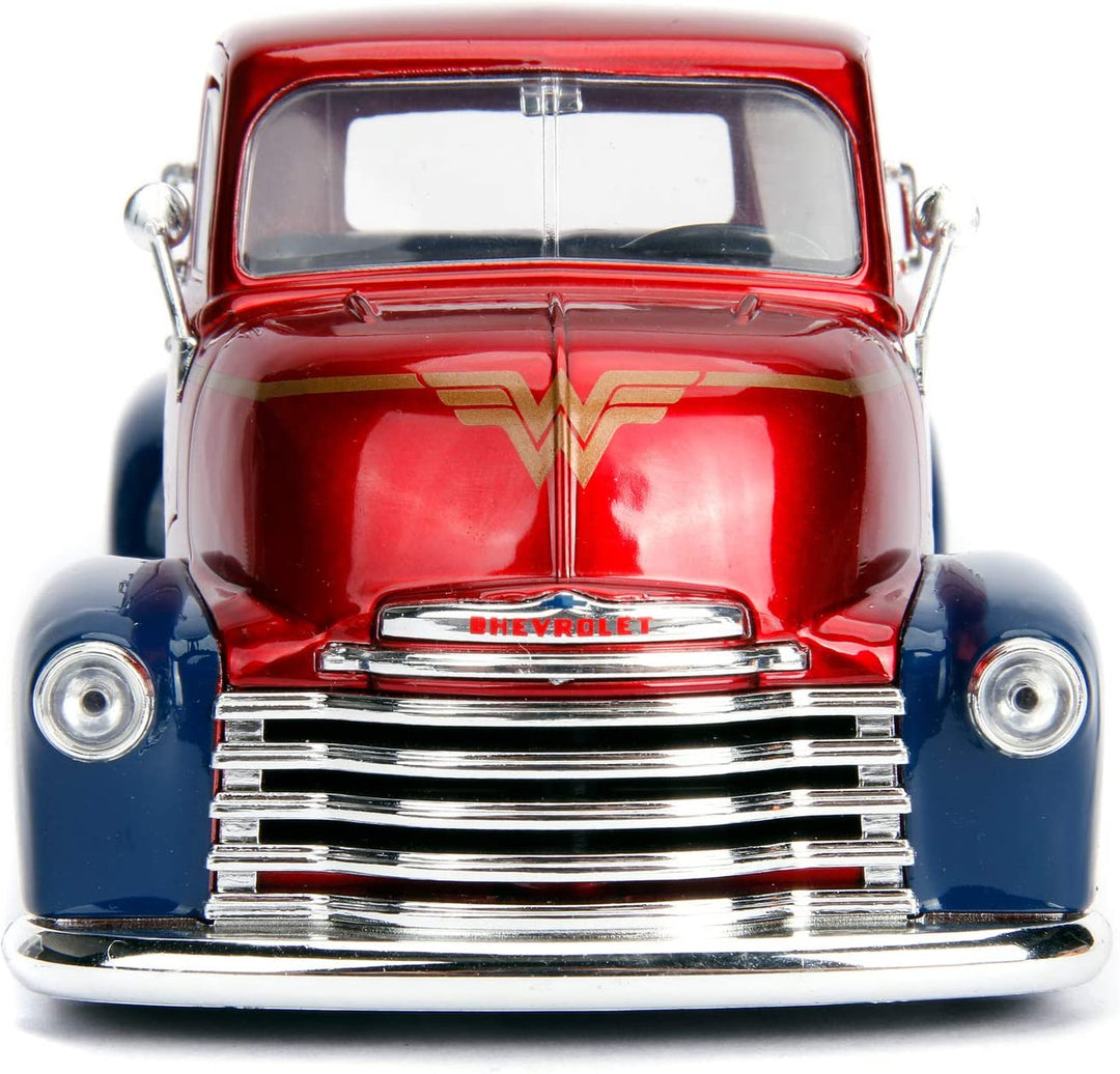 Jada Toys 253255010 DC Bombshells 1952 Chevy COE Pickup-Auto, Spielzeugauto aus Druckguss, Türen, Kofferraum und Motorhaube zum Öffnen, inklusive Wonder Woman-Figur, Maßstab 1:24, Rot/Blau