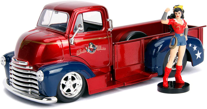 Jada Toys 253255010 DC Bombshells 1952 Chevy COE Pickup-Auto, Spielzeugauto aus Druckguss, Türen, Kofferraum und Motorhaube zum Öffnen, inklusive Wonder Woman-Figur, Maßstab 1:24, Rot/Blau