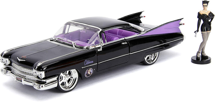 Jada Toys 253255006 Super Heroes DC Comics Bombshells 1959 Cadillac Spielzeugauto, Druckgusstüren, Kofferraum- und Motorhaubenöffnung, Catwoman-Figur, Maßstab 1:24, Schwarz, Lila