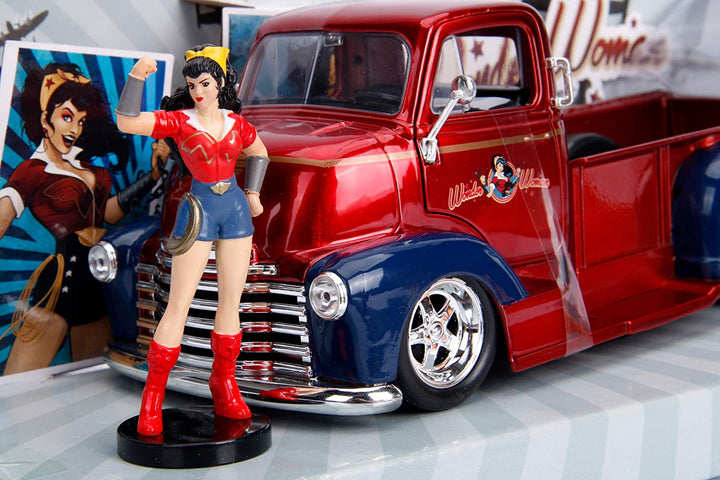 Jada Toys 253255010 DC Bombshells 1952 Chevy COE Pickup-Auto, Spielzeugauto aus Druckguss, Türen, Kofferraum und Motorhaube zum Öffnen, inklusive Wonder Woman-Figur, Maßstab 1:24, Rot/Blau