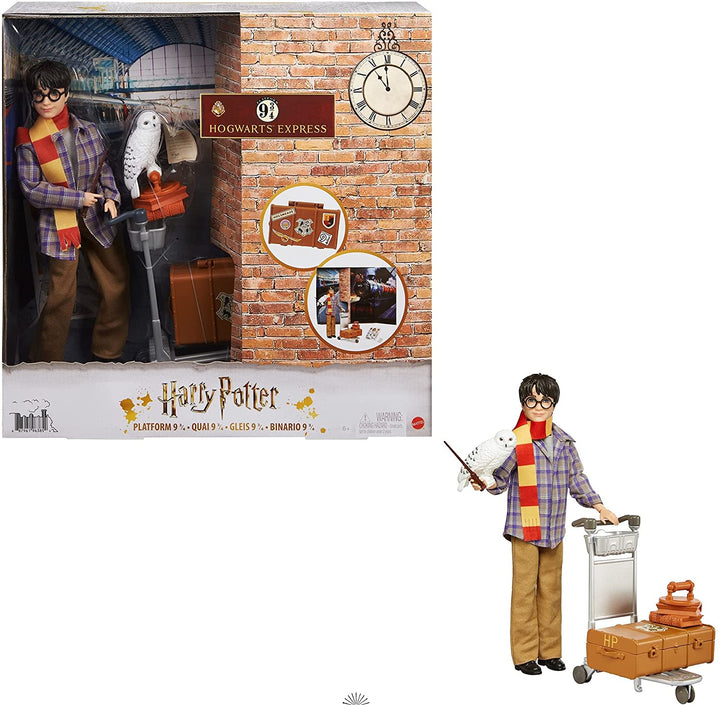 Harry Potter Collectible Platform 9 3/4 Doll (10 pollici), Posable, Indossando Moda da Viaggio, con Hedwig, Bagagli e Accessori