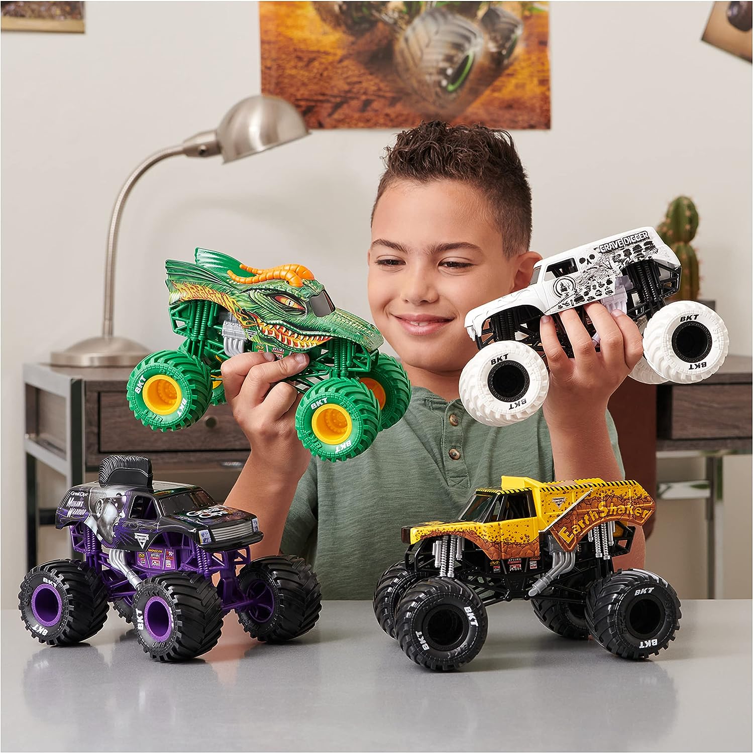Batman Monster Jam Monster Truck - 1:24 Scale Die-Cast Vehicle for Kids 5