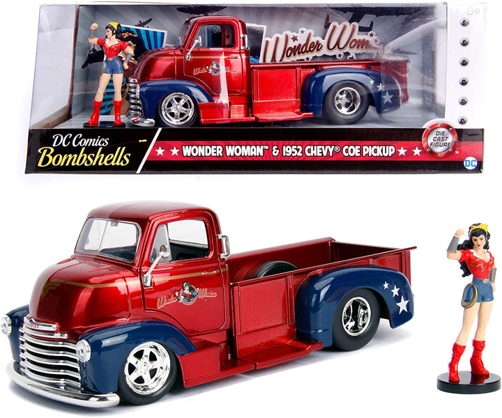 Jada Toys 253255010 DC Bombshells 1952 Chevy COE Pickup-Auto, Spielzeugauto aus Druckguss, Türen, Kofferraum und Motorhaube zum Öffnen, inklusive Wonder Woman-Figur, Maßstab 1:24, Rot/Blau