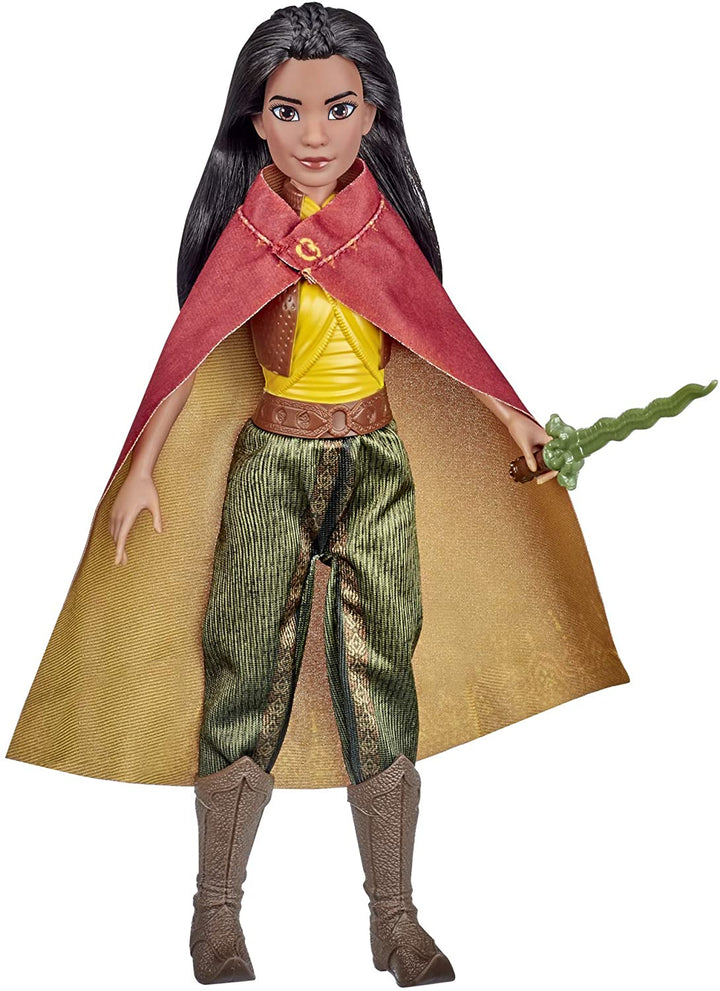 Muñeca de moda Disney Raya con ropa, zapatos y espada