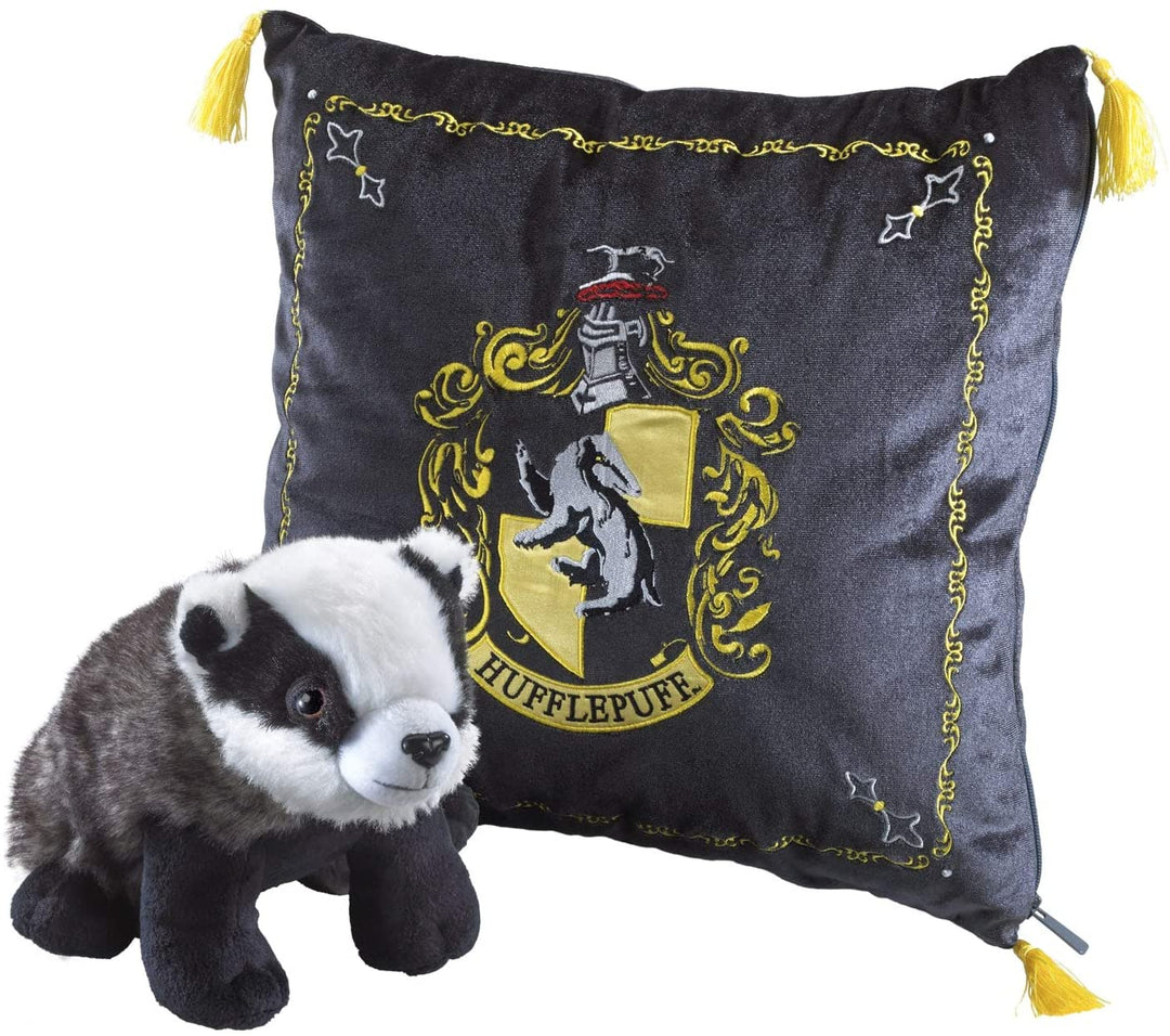 The Noble Collection Harry Potter Hufflepuff House Maskottchen Plüsch &amp; Kissen – Offiziell lizenzierte 13 Zoll (34 cm) Hufflepuff Dachs Plüschtierpuppen Geschenke