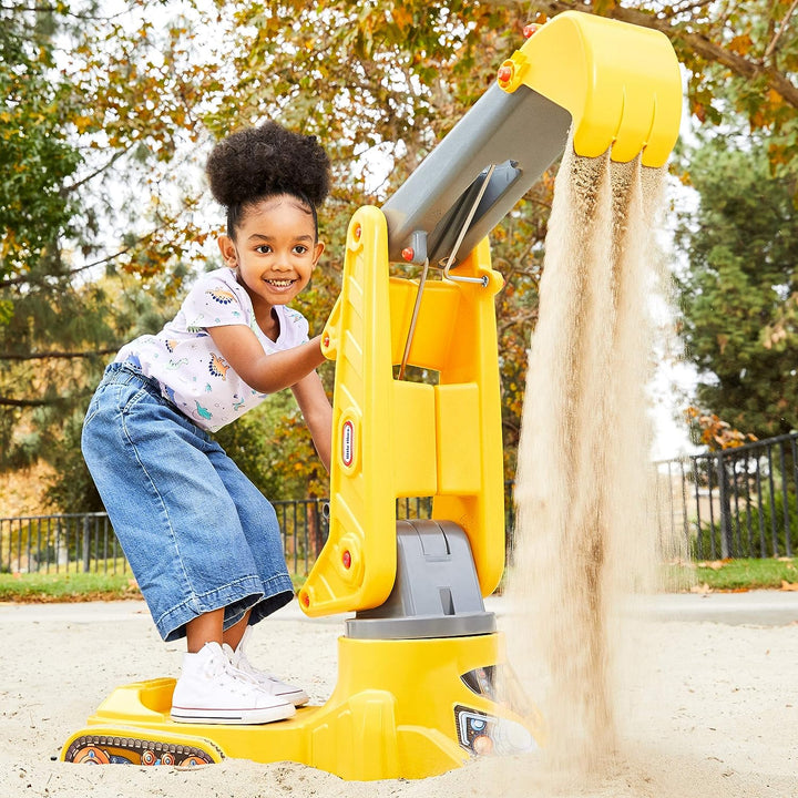 Mit dem Sandspielzeug „You Drive Bagger“ von Little Tikes können Kinder sitzen, schaufeln und wegwerfen