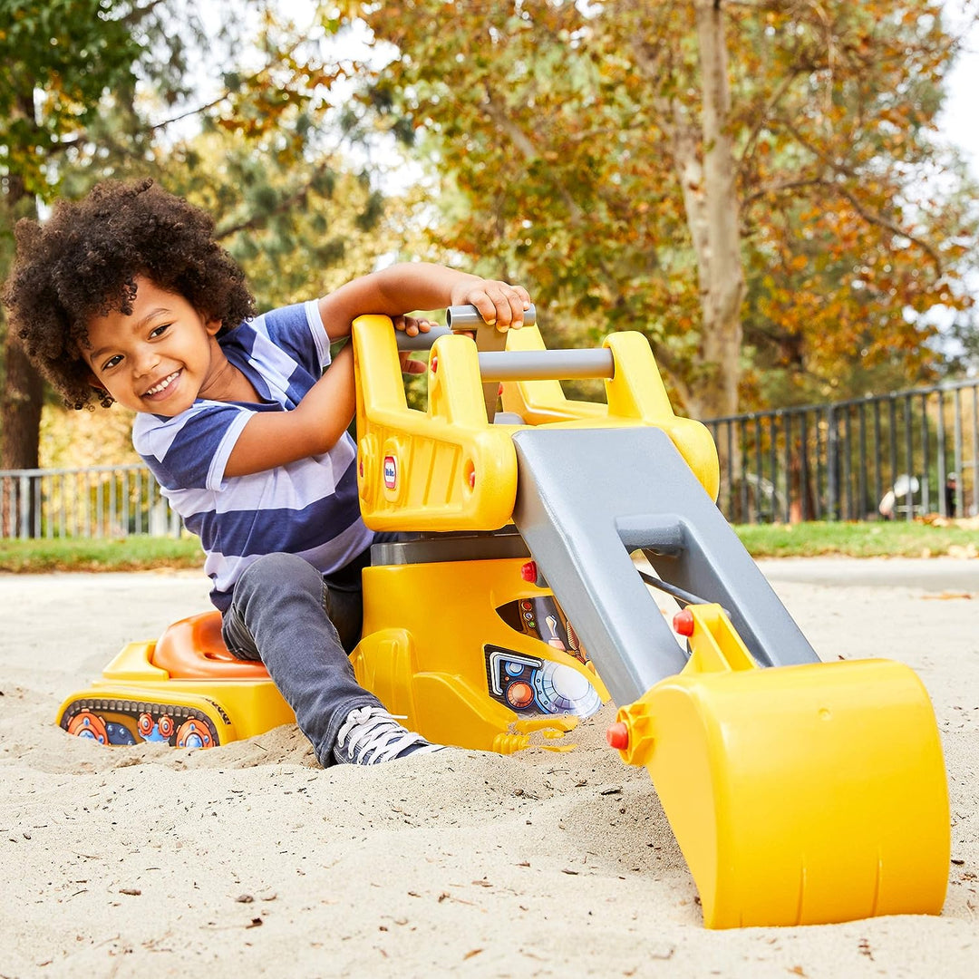 Mit dem Sandspielzeug „You Drive Bagger“ von Little Tikes können Kinder sitzen, schaufeln und wegwerfen