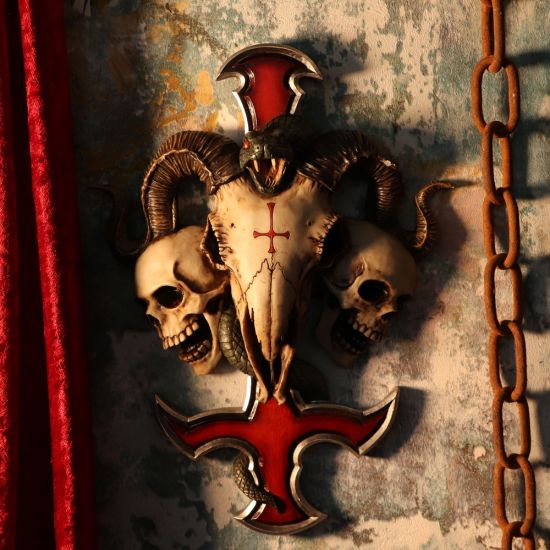Nemesis Now James Ryman Devils Ram's Skull Petrine Cross Wandtafel, Rot, 30,5 cm
