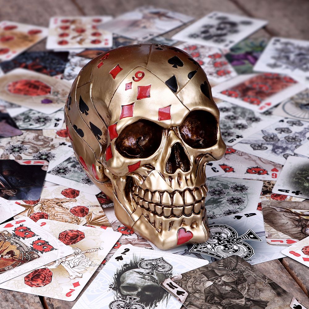Goldene Spielkarten-Schädelverzierung der Hand des toten Mannes